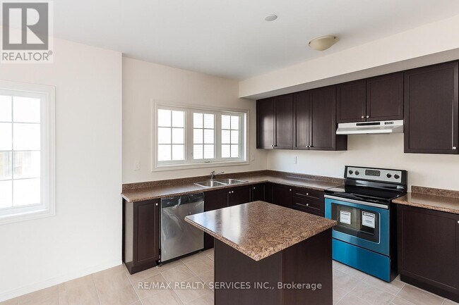 106 Aspen Hills Rd in Brampton, ON - Building Photo - Building Photo