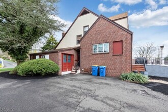 153 Stirling Rd in Watchung, NJ - Foto de edificio - Building Photo