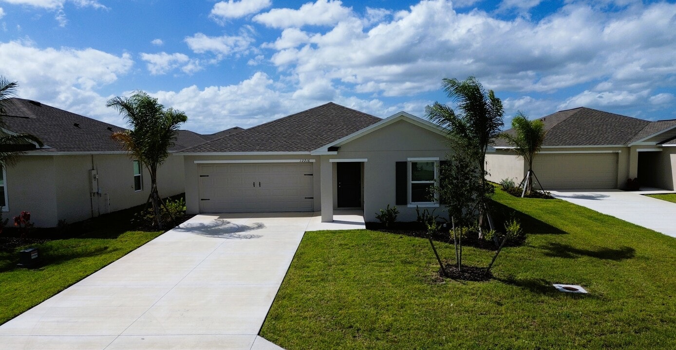 12216 Sydney Ct in Lehigh Acres, FL - Building Photo