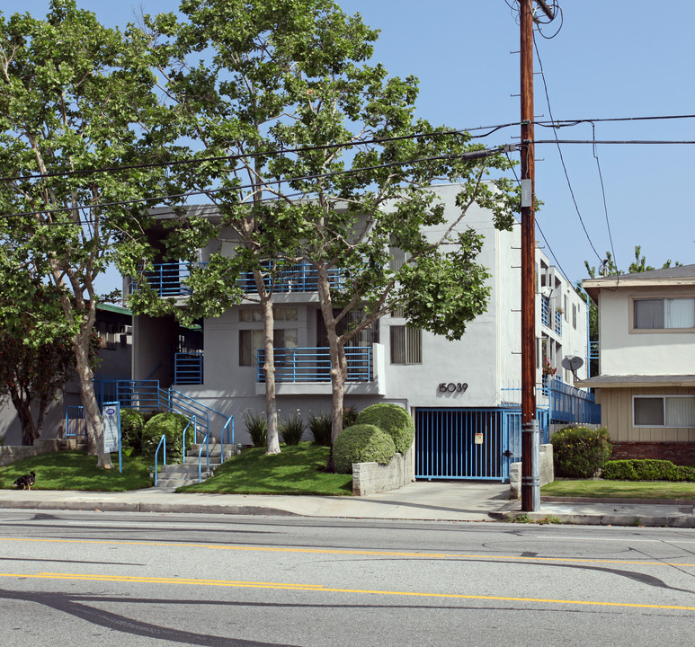 15039 Burbank Blvd in Van Nuys, CA - Building Photo