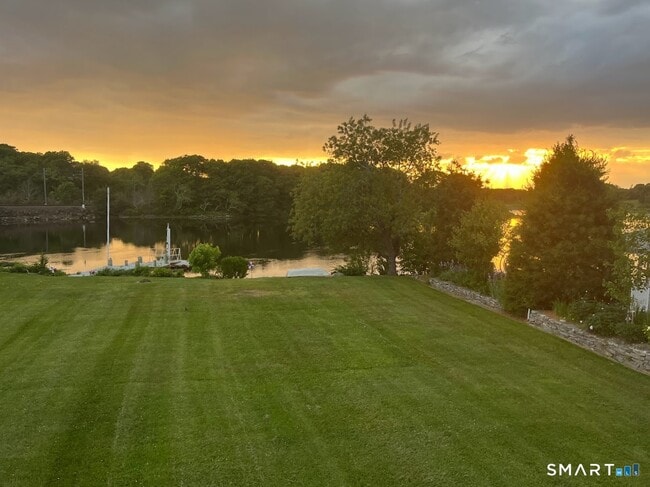 201 Seneca Dr in Groton, CT - Building Photo - Building Photo