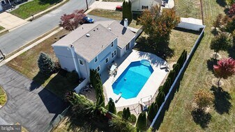 8 Delaware Dr in fieldsboro, NJ - Building Photo