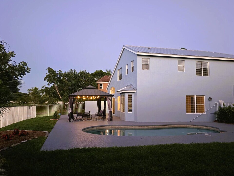 8225 Pelican Harbour Dr in Greenacres, FL - Building Photo