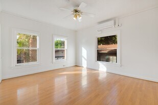 5121 1/2 Eagle Rock Blvd in Los Angeles, CA - Building Photo