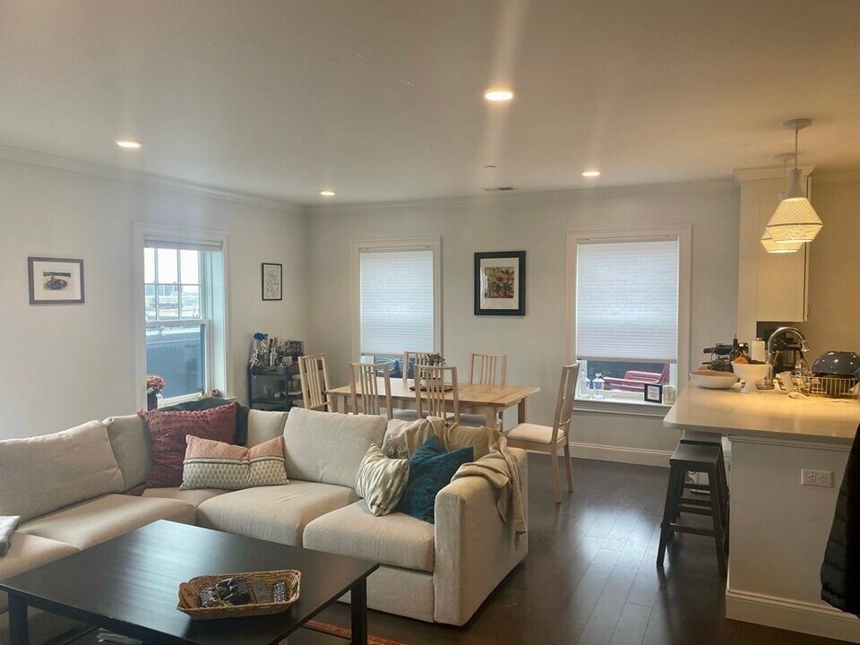 728 E Broadway in Boston, MA - Building Photo