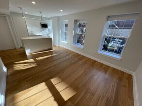 16 Fleet St, Unit 3 in Boston, MA - Foto de edificio - Building Photo