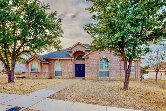 2006 Wellington Dr in Grand Prairie, TX - Foto de edificio - Building Photo