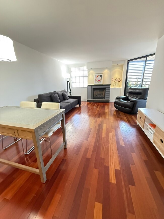 740 N Kings Rd, Unit 320 in Los Angeles, CA - Foto de edificio - Building Photo