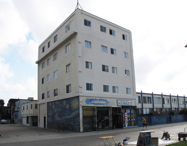 1101 Ocean Front Walk in Venice, CA - Building Photo - Primary Photo