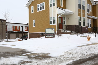 Riverbluff Townhomes in West Bend, WI - Building Photo - Building Photo