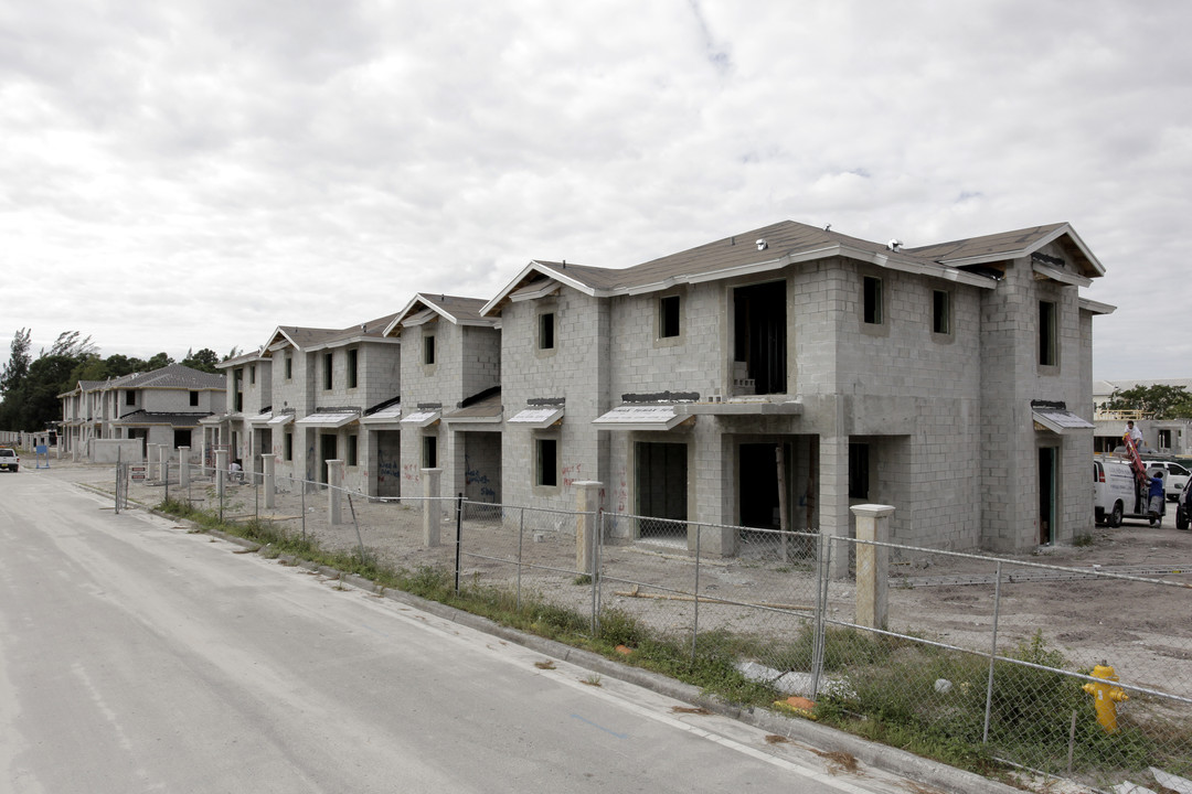 Long Pines Townhomes in Pompano Beach, FL - Building Photo