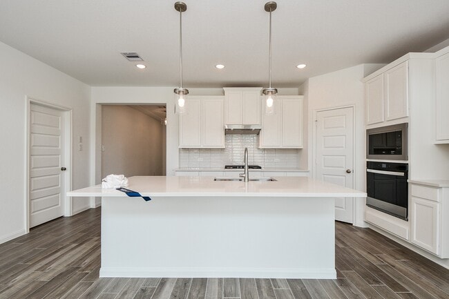 7711 Pale Petunia Trl