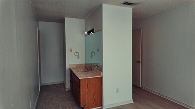 6610 Windrift Way in Austin, TX - Building Photo - Building Photo