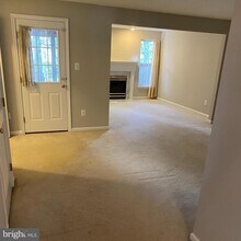 43183 Katama Square in Chantilly, VA - Building Photo - Building Photo