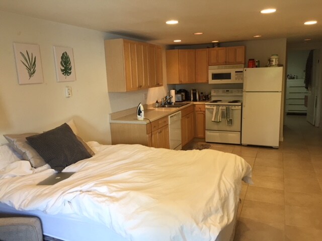 6410 Phinney Ave N, Unit Studio B in Seattle, WA - Building Photo - Building Photo