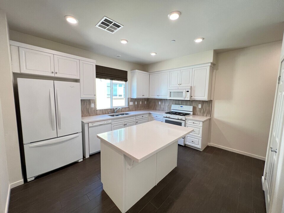 383 Mission Villas Rd in San Marcos, CA - Building Photo
