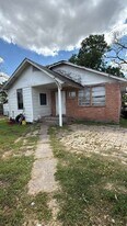 7933 Brays St in Houston, TX - Building Photo