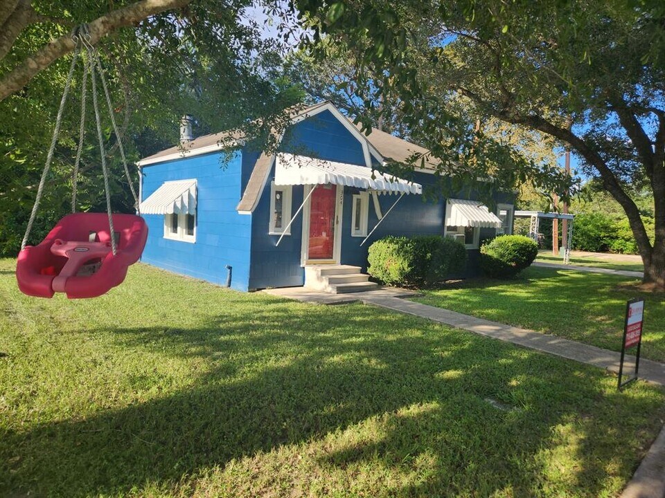 304 Joseph St in East Bernard, TX - Building Photo