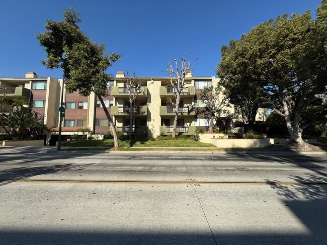 497 E California Blvd in Pasadena, CA - Building Photo - Building Photo