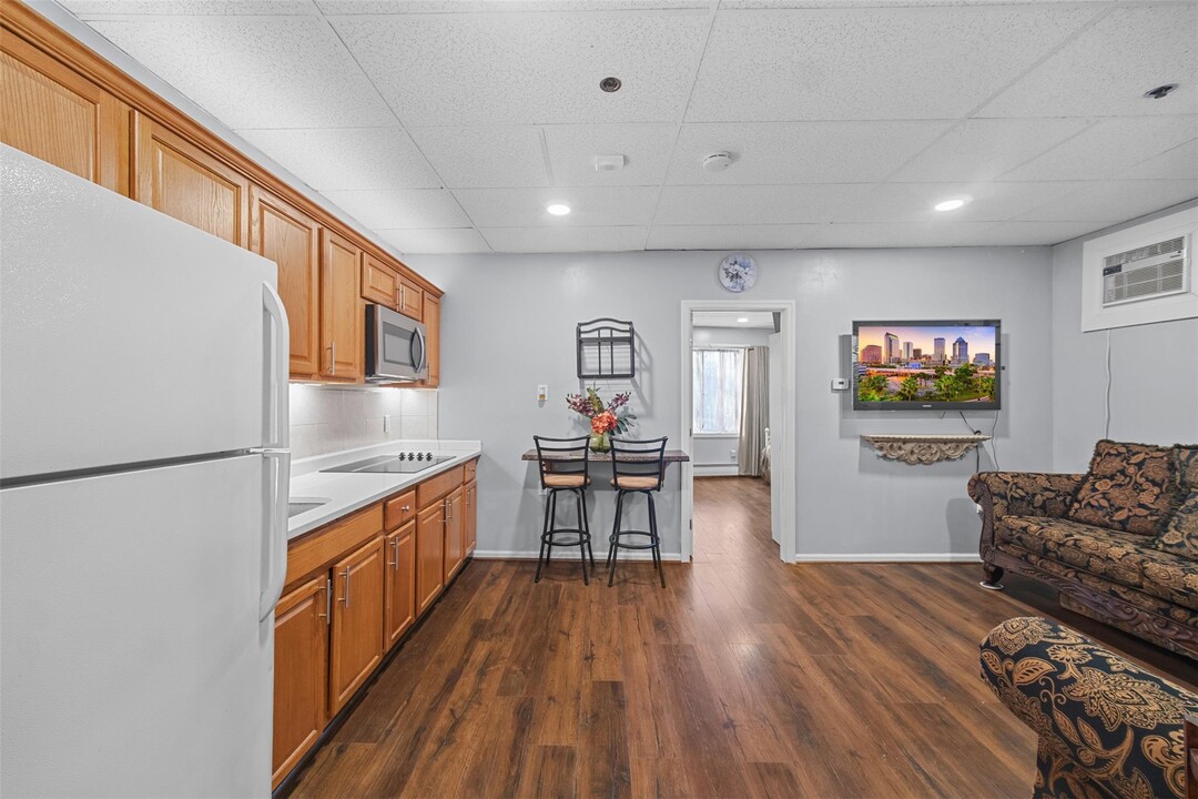 32 W Main St-Unit -4 in Bay Shore, NY - Building Photo