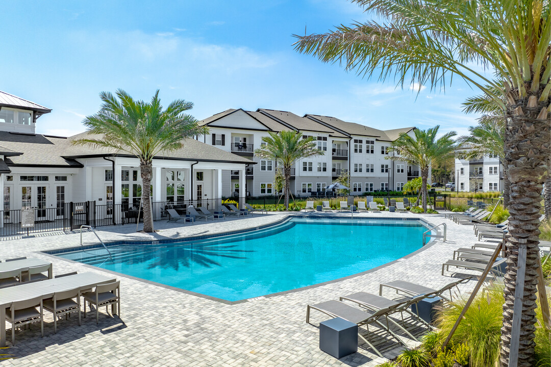 Story Lake Gibson in Lakeland, FL - Building Photo