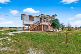 920 4th St in Port Bolivar, TX - Building Photo