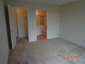 755 N Sweetzer Ave, Unit 203 in Los Angeles, CA - Building Photo - Building Photo
