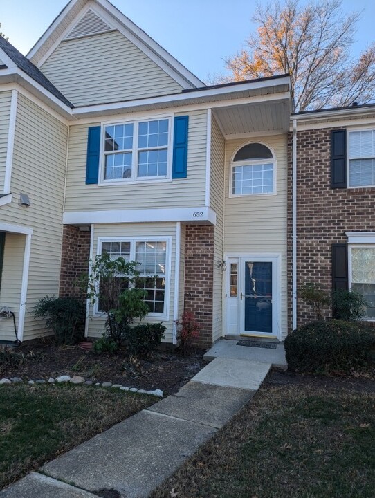 652 Windbrook Cir in Newport News, VA - Building Photo