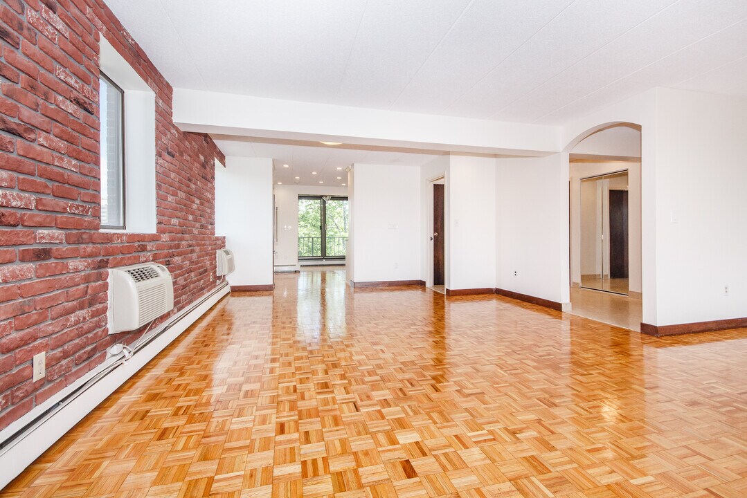 31 Harris St, Unit 702 in Brookline, MA - Building Photo