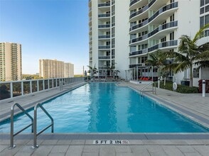 15901 Collins Ave in Sunny Isles Beach, FL - Building Photo - Building Photo