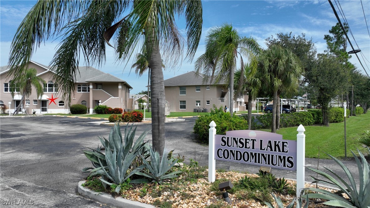 28 Cosmopolitan Dr in Lehigh Acres, FL - Foto de edificio