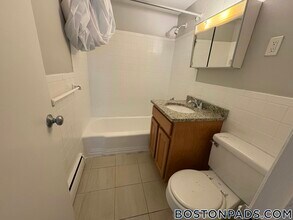 230 Babcock St, Unit 2B in Brookline, MA - Building Photo - Building Photo