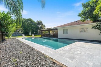 8121 SW 97th Ter in Miami, FL - Foto de edificio - Building Photo