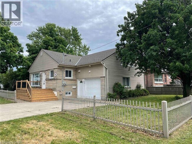 122 Macassa Ave in Hamilton, ON - Building Photo - Building Photo