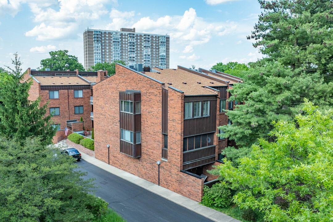 Cross Keys Condominiums in Cincinnati, OH - Building Photo