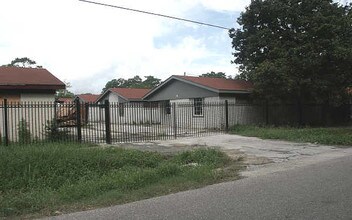 Weaver Road Apartments in Houston, TX - Foto de edificio - Building Photo