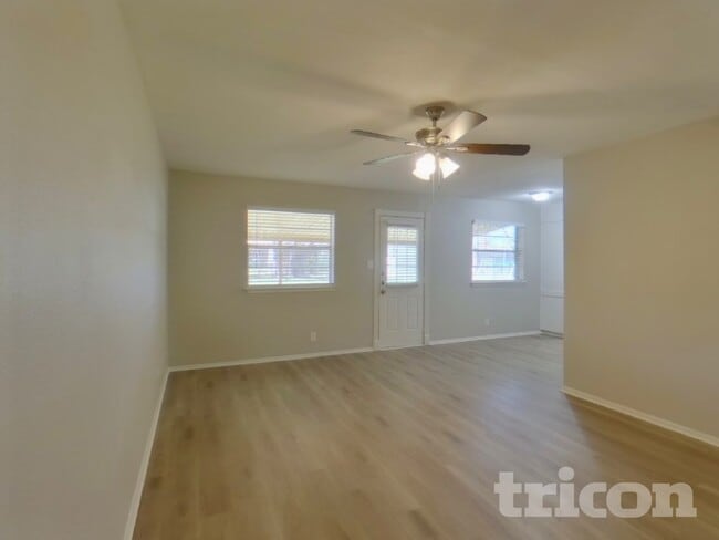 729 Hallvale Dr in White Settlement, TX - Foto de edificio - Building Photo