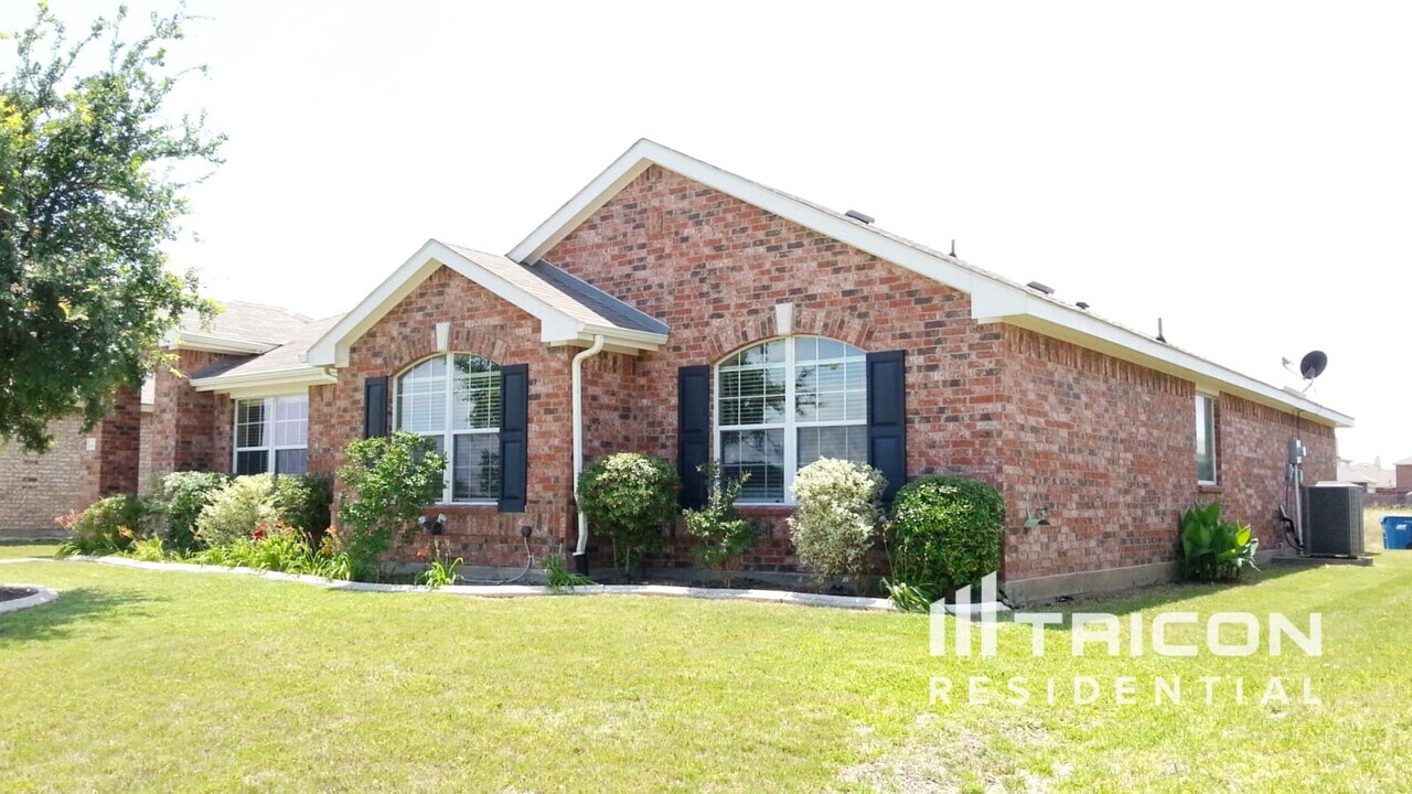 1625 Ambercrest Dr in Lancaster, TX - Building Photo
