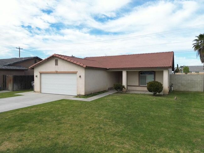 Charming 4-Bedroom, 2-Bathroom Home in Southeast Bakersfield in Bakersfield, CA - Building Photo - Building Photo
