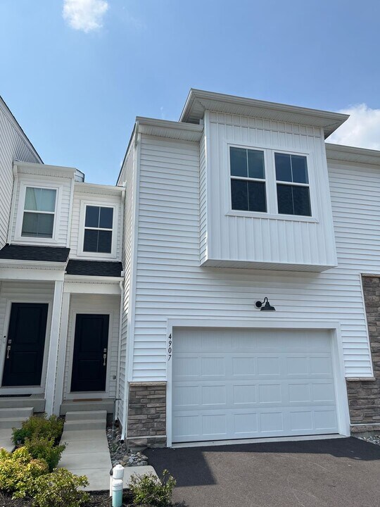4907 Brookside Ct in Coopersburg, PA - Building Photo