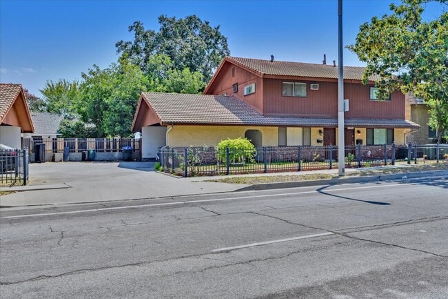 2390 Corson St in Pasadena, CA - Building Photo - Building Photo