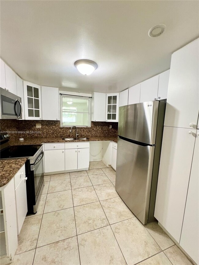 32 Allen Rd, Unit 2 in West Park, FL - Foto de edificio - Building Photo