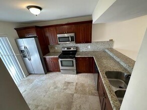878 Crystal Lake Dr in Pompano Beach, FL - Building Photo - Building Photo