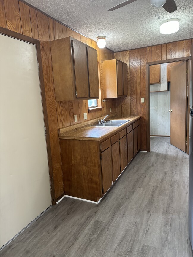 227 Redbud Ln in New Braunfels, TX - Foto de edificio - Building Photo