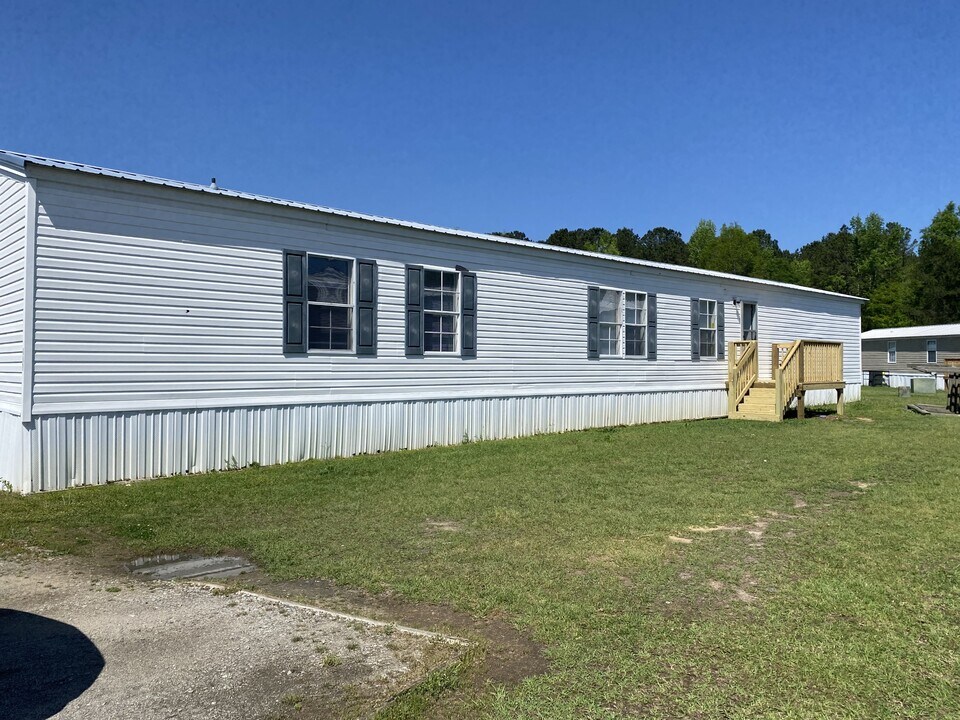 609 Aster Bend in Timmonsville, SC - Building Photo