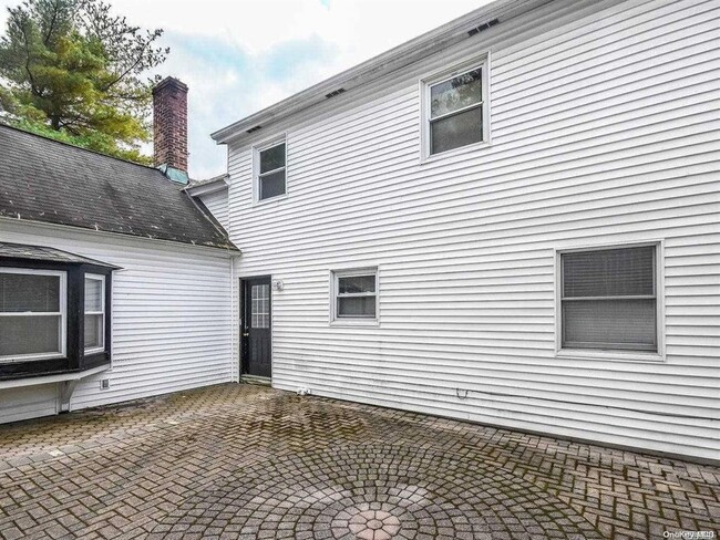 property at 528 Glen Cove Ave