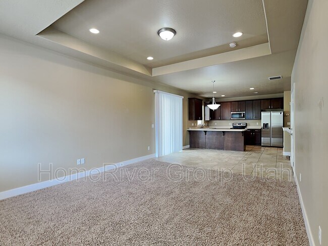 6883 Suzanne Drive in Midvale, UT - Foto de edificio - Building Photo