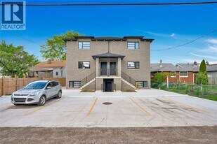 1054 Howard Ave in Windsor, ON - Building Photo