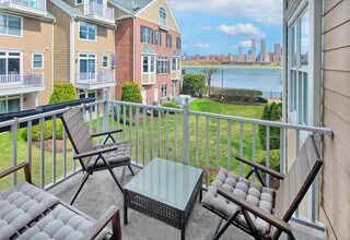 422 Newburgh Ct in West New York, NJ - Building Photo - Building Photo