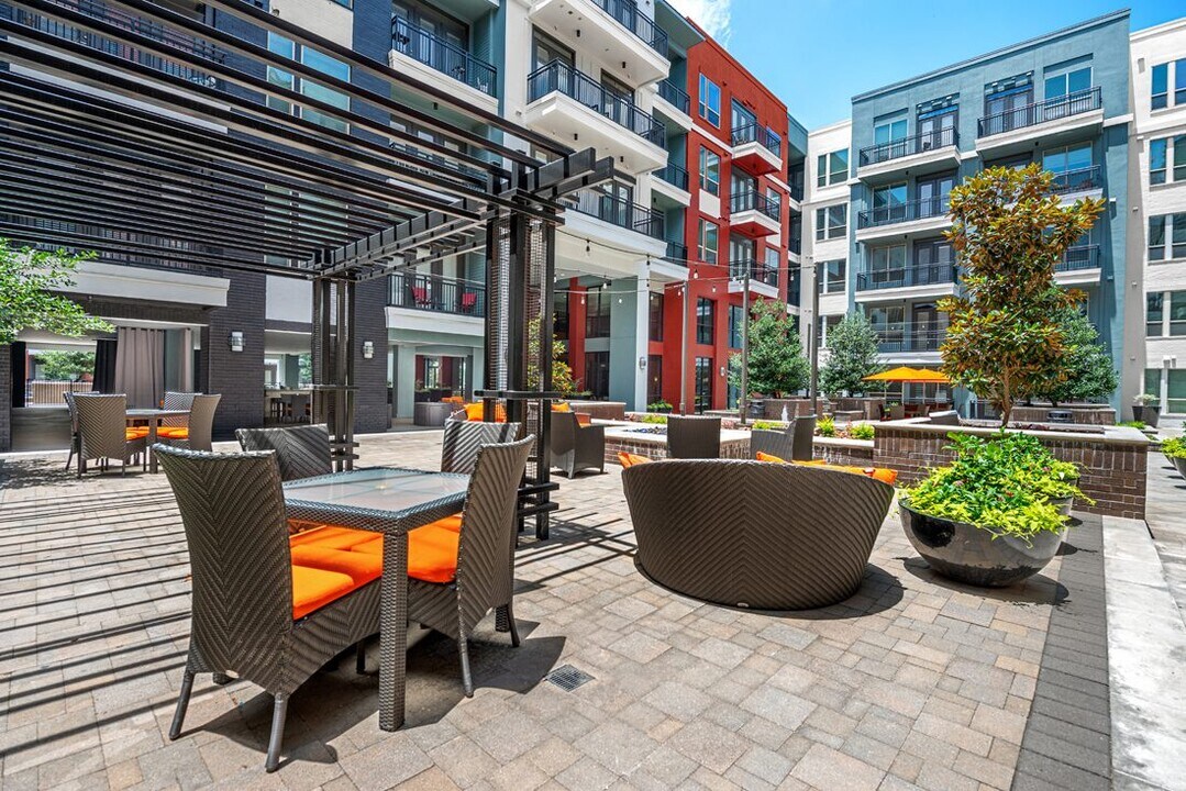 L2 Uptown in Dallas, TX - Building Photo